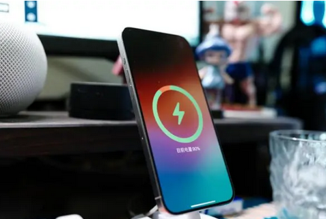 黄浦苹果15换屏服务分享用什么充电器给iPhone15充电更好 