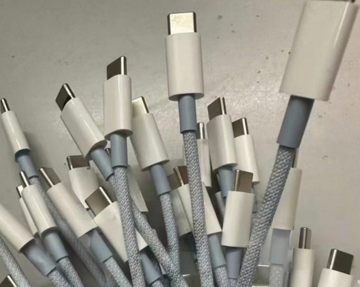 黄浦苹果15维修店分享iPhone15USB-C数据线长啥样 